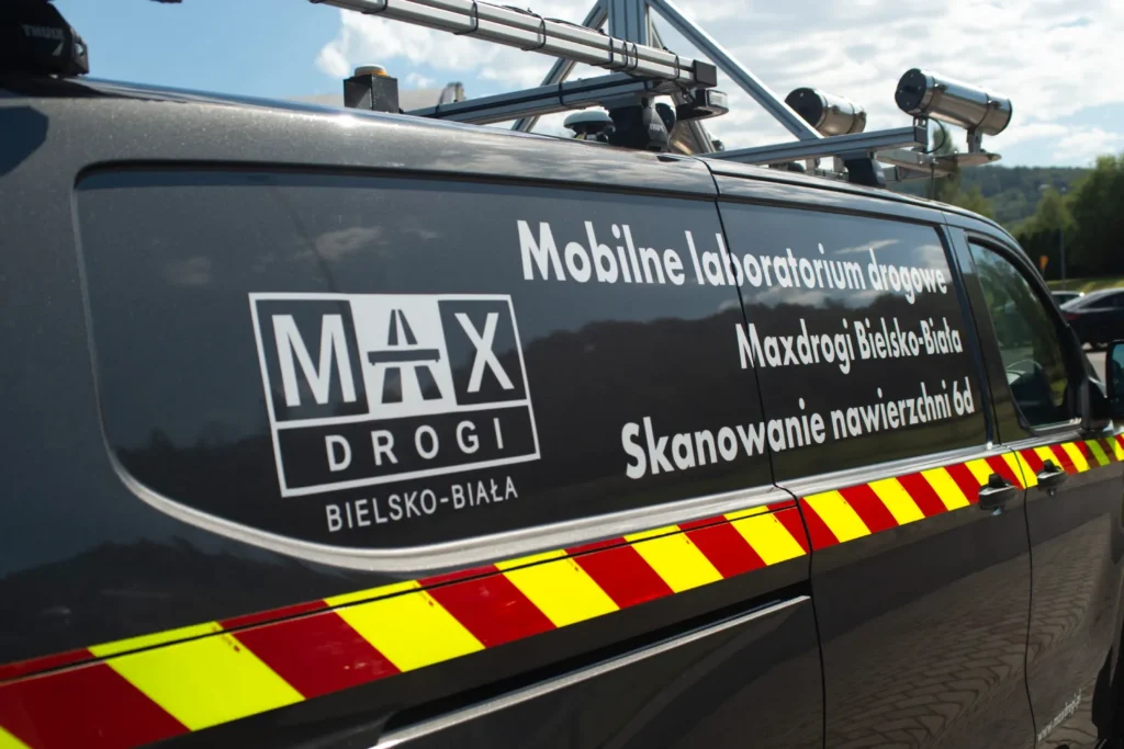 Zdjęcie przedstawiajace samochod max drogi